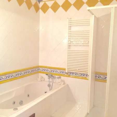 Le Petit Paris Πανσιόν Ferrel (Leiria)