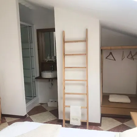 Le Petit Paris פרל
