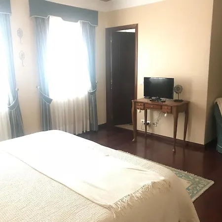 Le Petit Paris Πανσιόν Ferrel (Leiria)