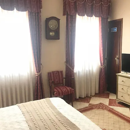Le Petit Paris 2* פרל