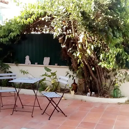 Le Petit Paris בית הארחה פרל